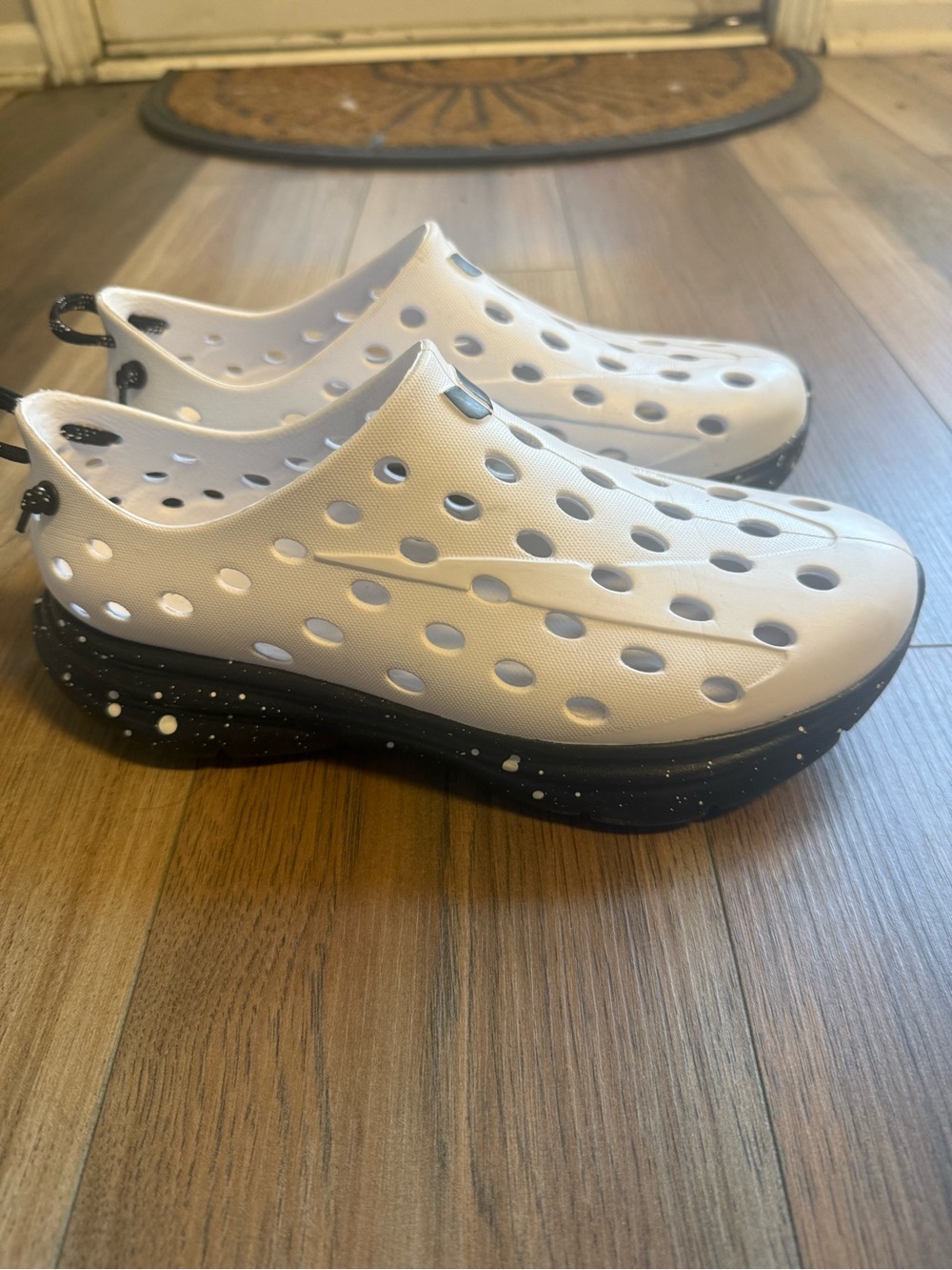 Kane Active Recovery Shoe | White / Black Speckle